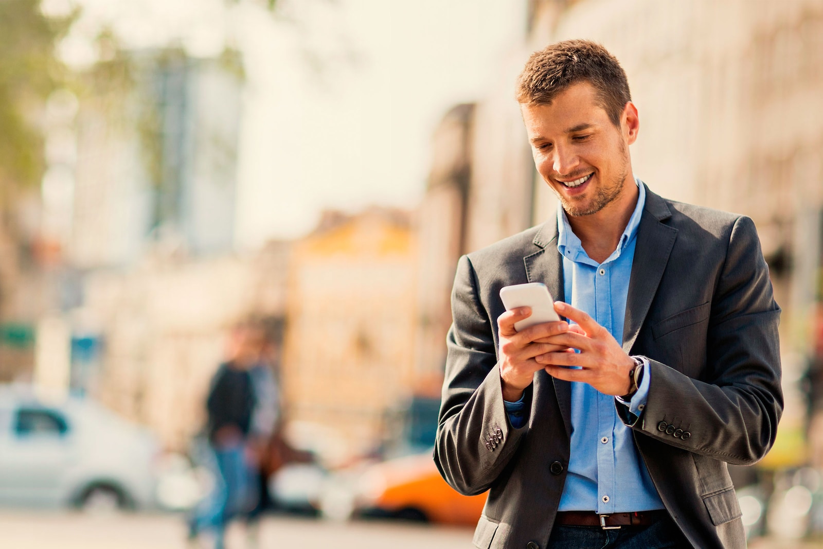 Люди мобайл. Мужчина в возрасте со смартфоном. Mobile man. Happy man with Phone. Man models with Phone.